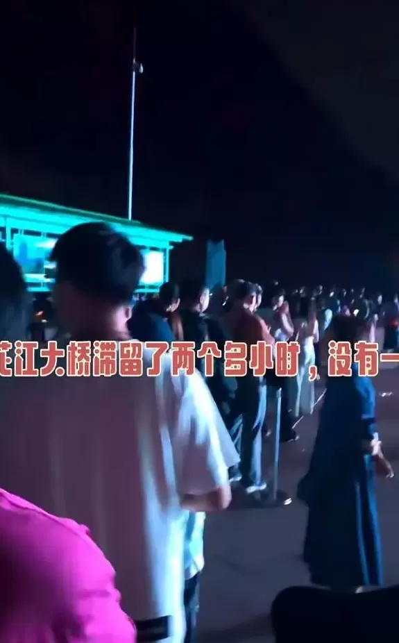 贵州花江峡谷大桥游客太多出现滞留，公务车也帮忙运送游客-第1张图片-