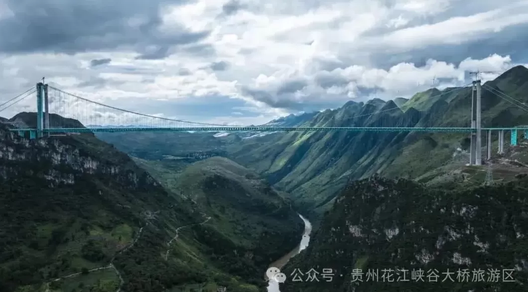 贵州花江峡谷大桥游客太多出现滞留，公务车也帮忙运送游客-第2张图片-