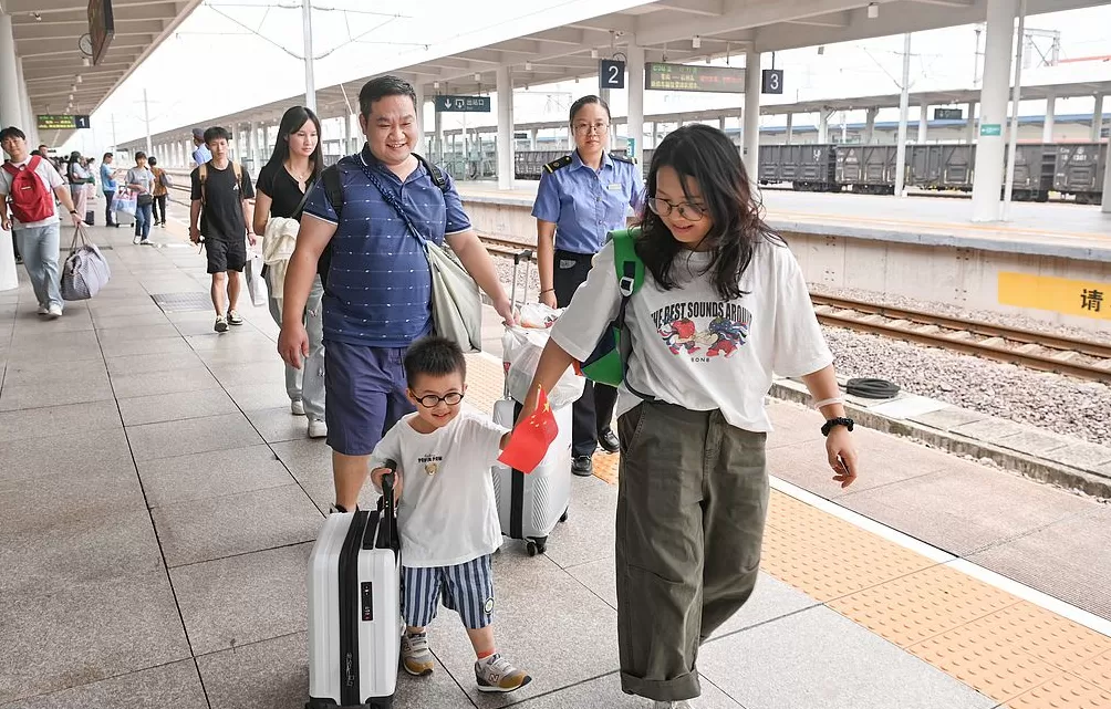 国庆中秋假期第三天，全社会跨区域人员流动量预计30013万人次-第1张图片-