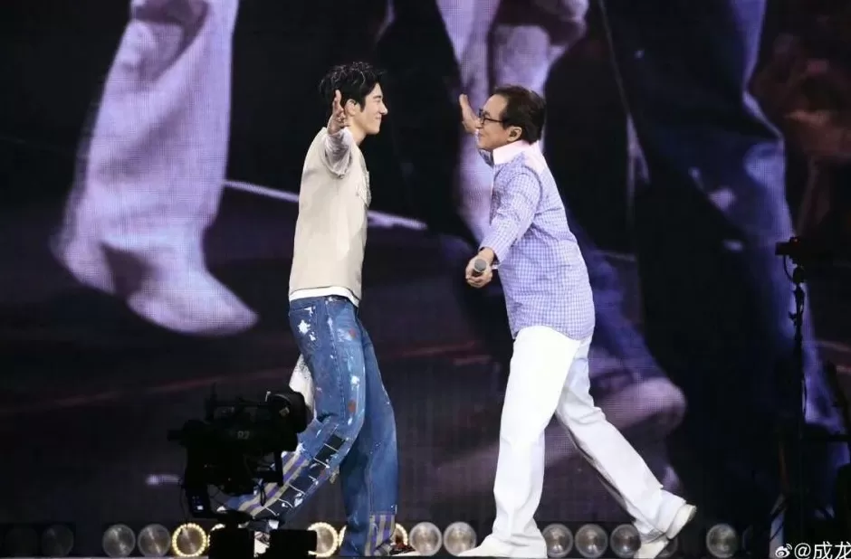 成龙现身王力宏演唱会，两人激动相拥亲吻，成龙曾称他要是我儿子多好-第1张图片-