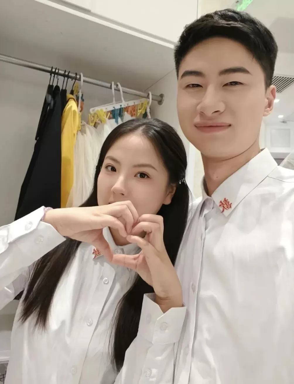 庞众望回应与女友拍“领证照”:拍着玩的,目前还没订婚领证-第1张图片- 庞众望回应与女友拍“领证照”:拍着玩的,目前还没订婚领证-第1张图片-