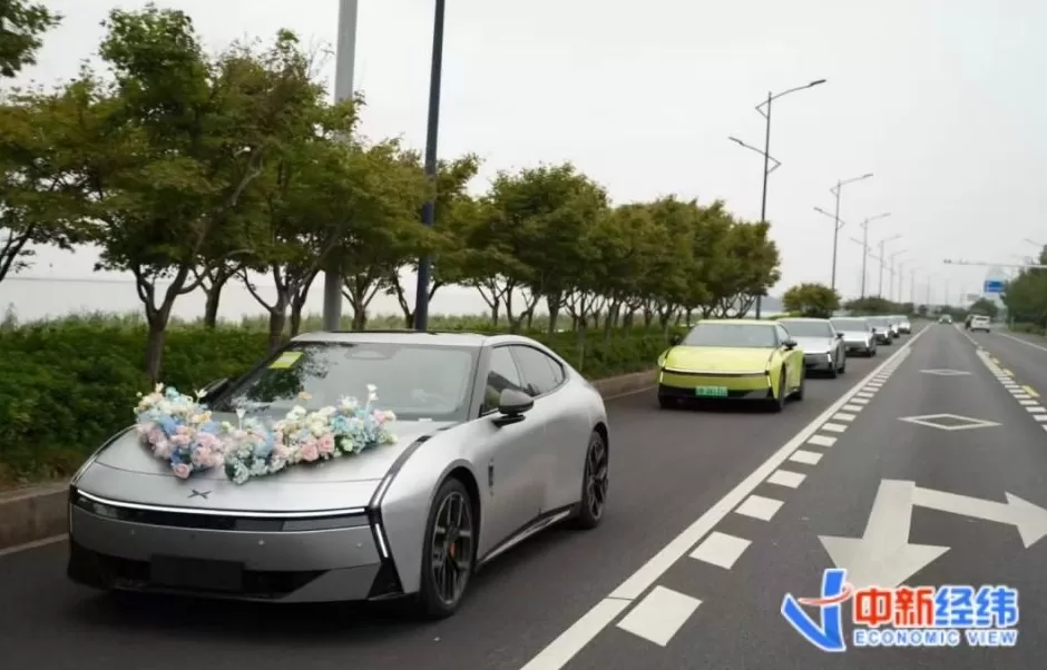 “比去年涨了五六倍”“比劳斯莱斯贵也要订”,年轻人结婚爱上这种车-第3张图片- “比去年涨了五六倍”“比劳斯莱斯贵也要订”,年轻人结婚爱上这种车-第3张图片-