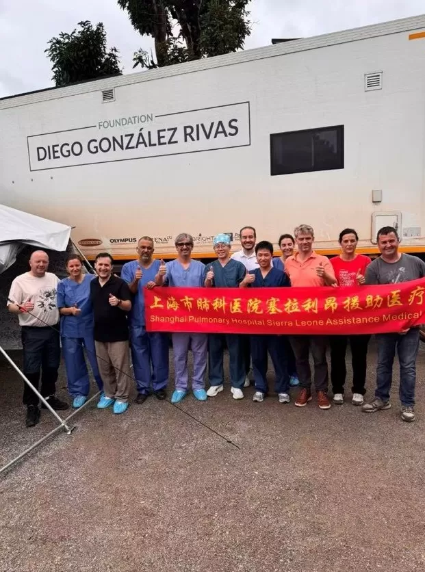 在塞拉利昂移动手术车内，上海医生完成6例复杂单孔胸腔镜手术-第2张图片-