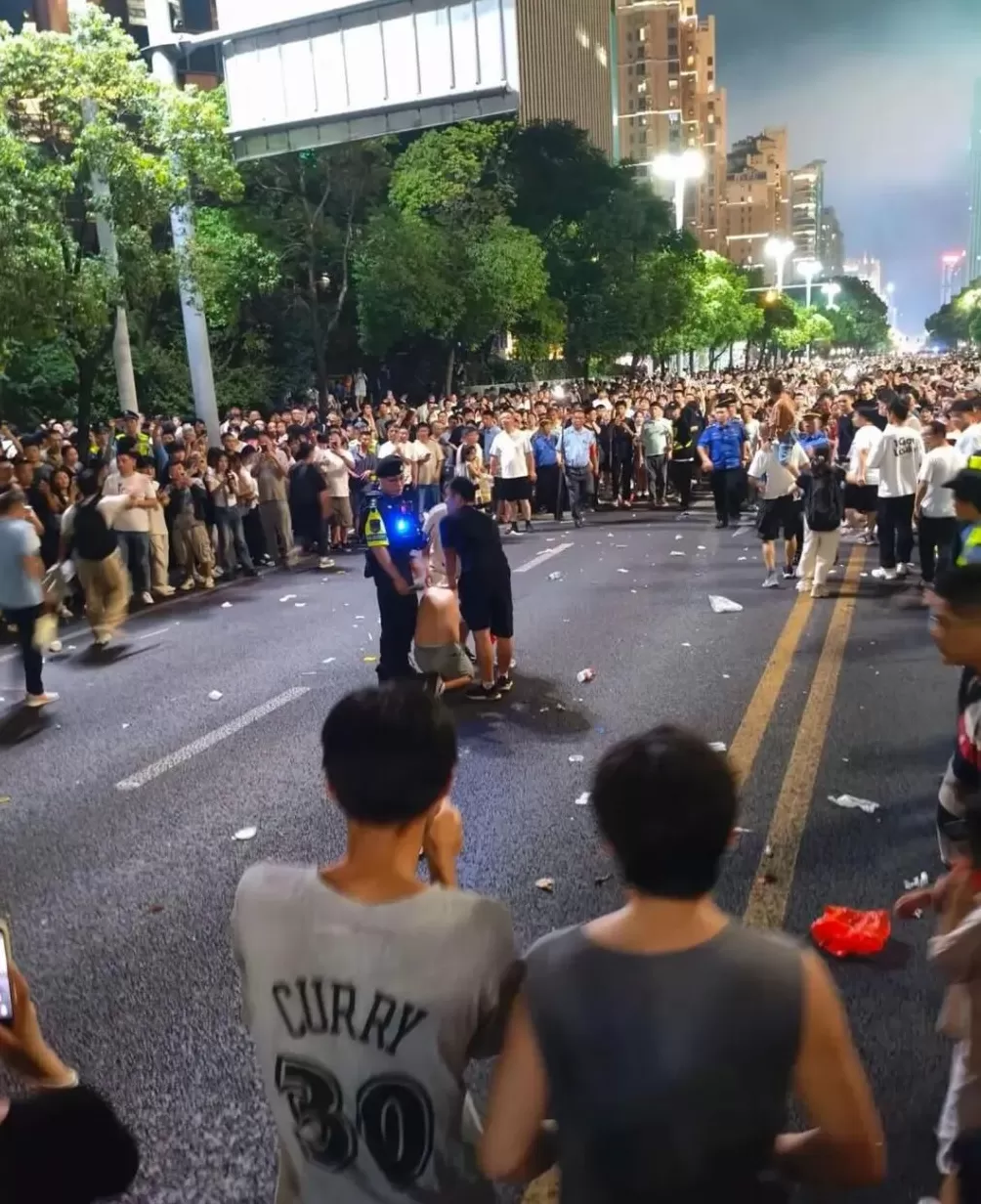 男子街头手拿折扇却被看成持刀，被路人踹倒抓进派出所，当事人：至今都是蒙的-第1张图片-