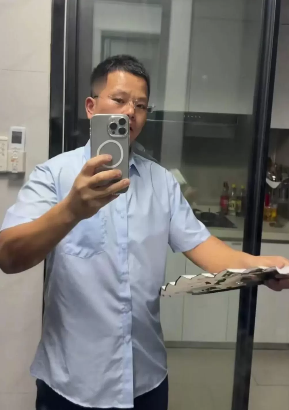 男子街头手拿折扇却被看成持刀，被路人踹倒抓进派出所，当事人：至今都是蒙的-第3张图片-