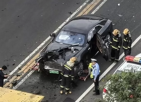 曝知名车评人陈震同学开劳斯莱斯闪灵发生车祸：逆行超速撞飞一白车-第2张图片-