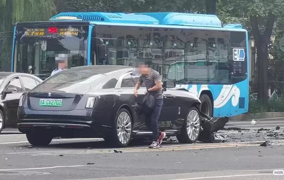 曝知名车评人陈震同学开劳斯莱斯闪灵发生车祸：逆行超速撞飞一白车-第1张图片-