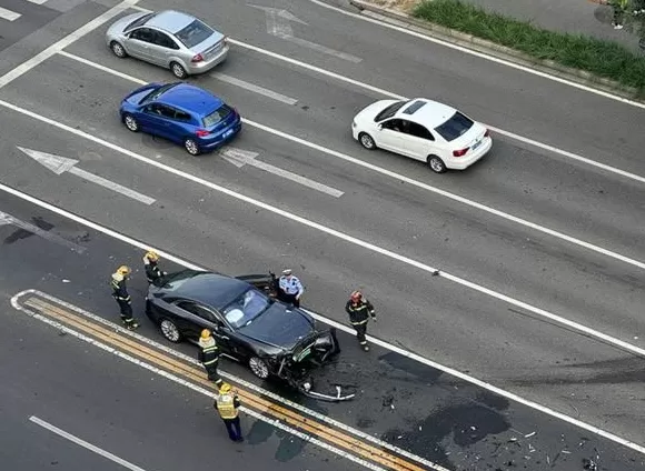 曝知名车评人陈震同学开劳斯莱斯闪灵发生车祸：逆行超速撞飞一白车-第3张图片-