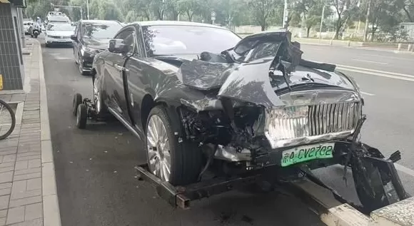 曝知名车评人陈震同学开劳斯莱斯闪灵发生车祸：逆行超速撞飞一白车-第4张图片-