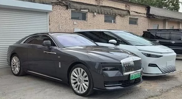 曝知名车评人陈震同学开劳斯莱斯闪灵发生车祸：逆行超速撞飞一白车-第8张图片-