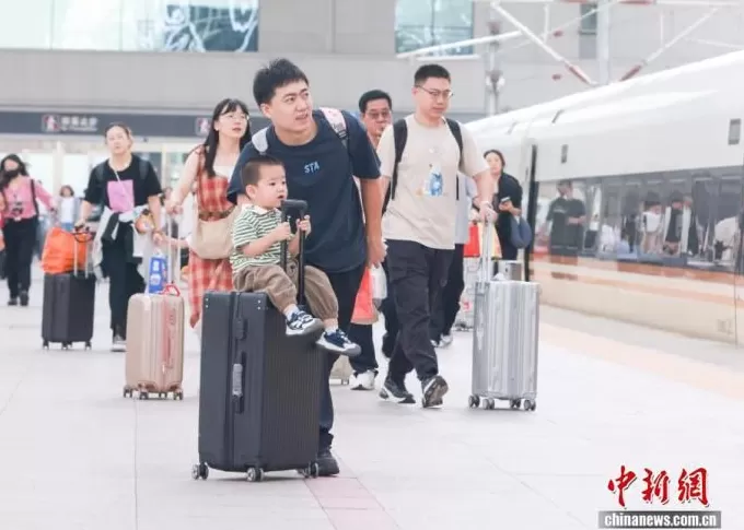 国庆中秋“双节”相遇，外媒：中国旅游业蓬勃发展，民众热情出游-第2张图片-