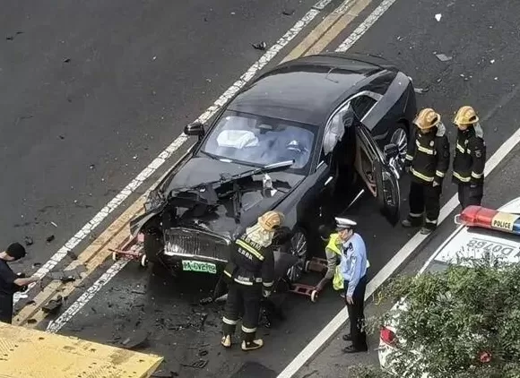 交警回应陈震劳斯莱斯事故：下午3时许发生，事故正在处理中-第3张图片-