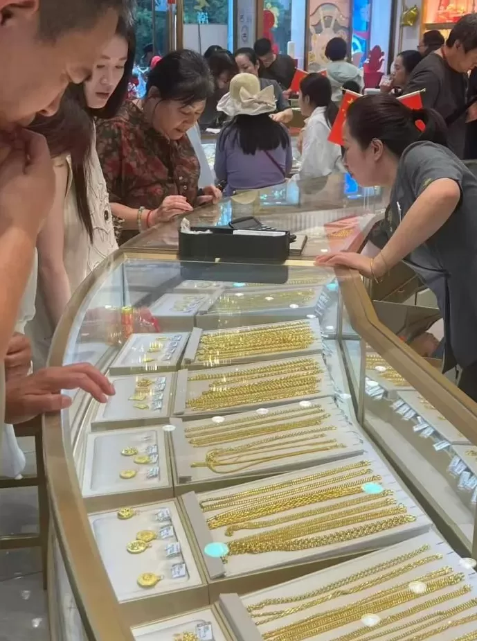 金价再创新高带动买金热：水贝价格一月涨百元，金店争相打折促销-第1张图片-