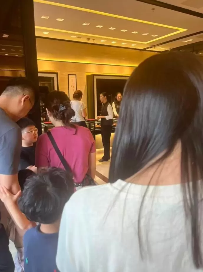 金价再创新高带动买金热：水贝价格一月涨百元，金店争相打折促销-第3张图片-