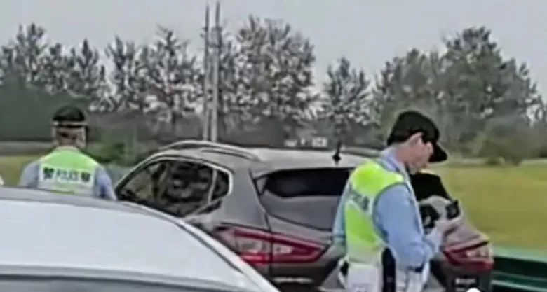 多位司机占用高速应急车道被扣驾照-第1张图片-