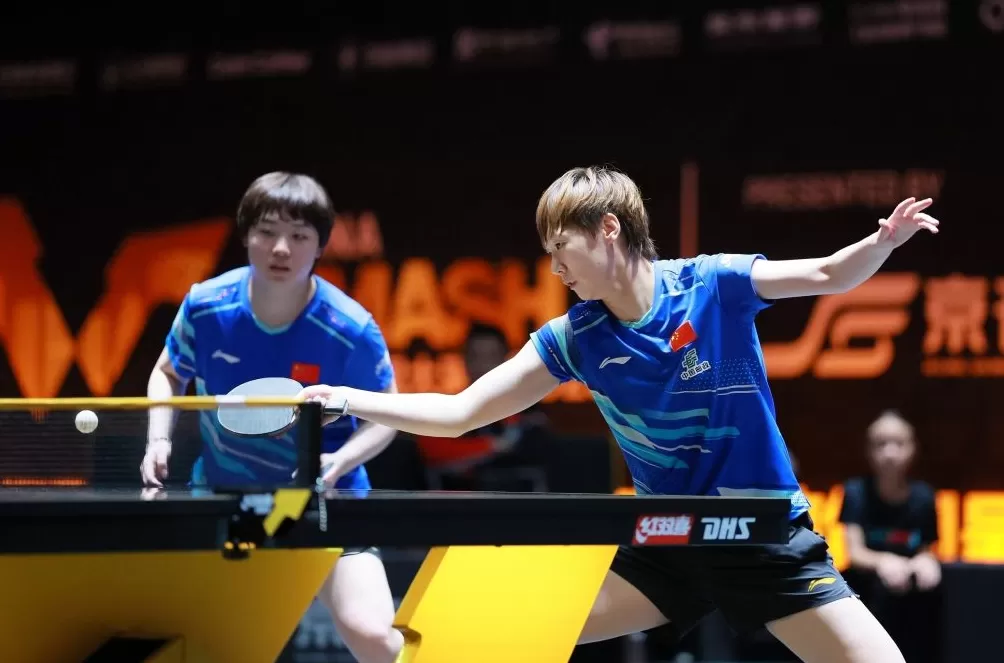 中国大满贯女双冠军诞生，王曼昱/蒯曼逆转击败日韩组合登顶-第1张图片-