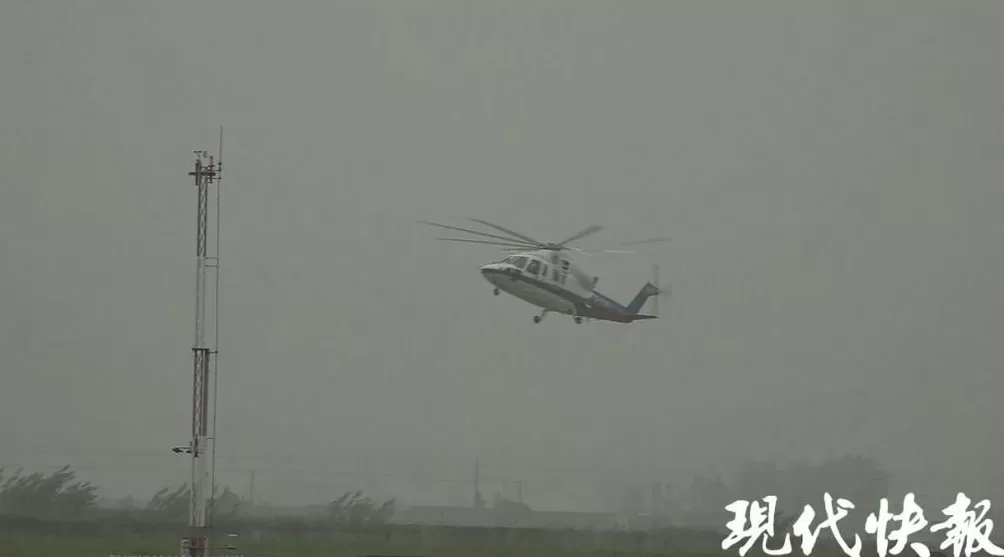 渔民出海操作不慎小腿断成两截，直升机冒雨施救-第2张图片-