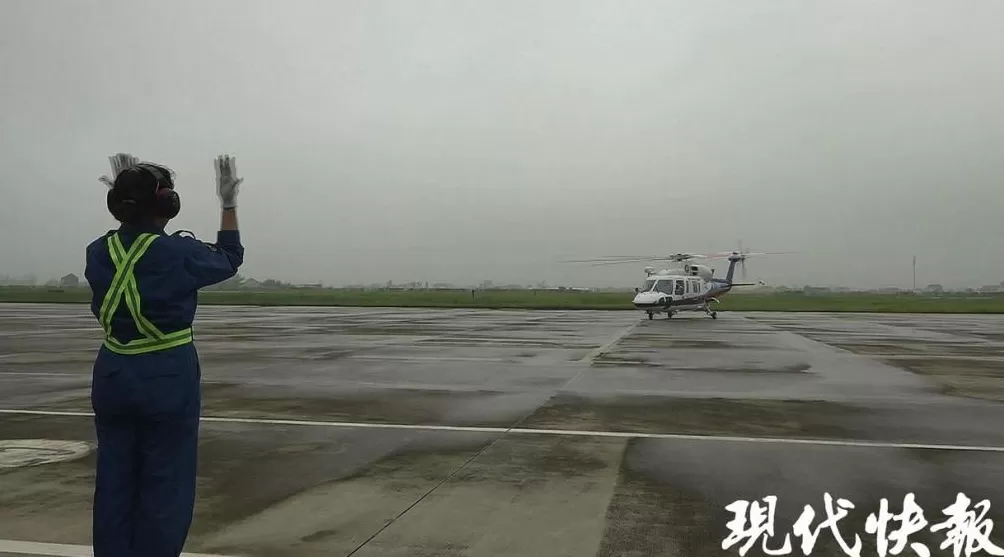 渔民出海操作不慎小腿断成两截，直升机冒雨施救-第3张图片-