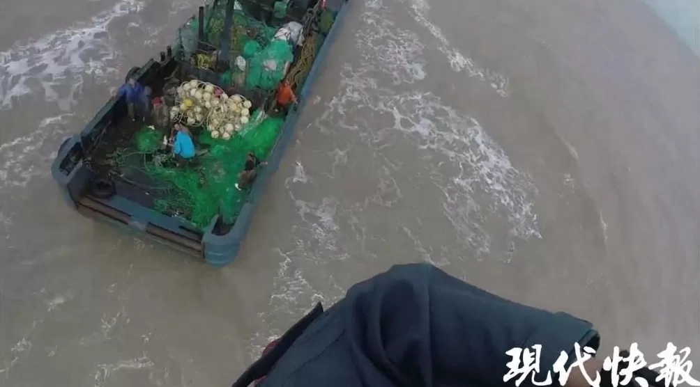 渔民出海操作不慎小腿断成两截，直升机冒雨施救-第1张图片-