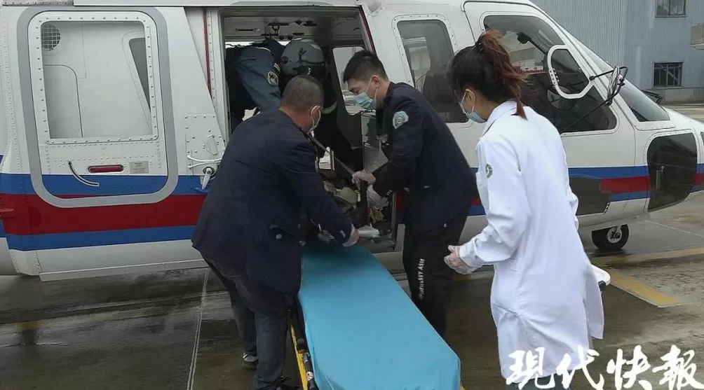 渔民出海操作不慎小腿断成两截，直升机冒雨施救-第4张图片-