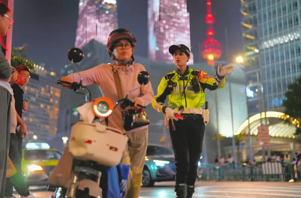 在陆家嘴设摄影岗、寻找乐园走失儿童，上海警方多举措护航假日出游-第2张图片-