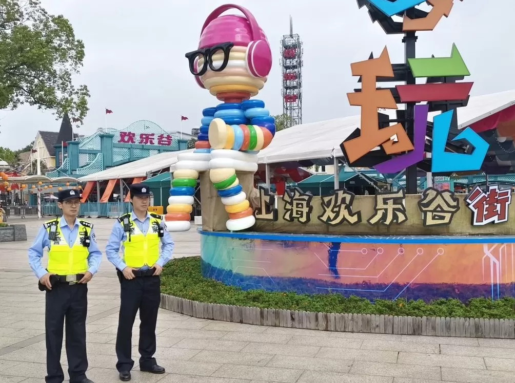 在陆家嘴设摄影岗、寻找乐园走失儿童，上海警方多举措护航假日出游-第1张图片-