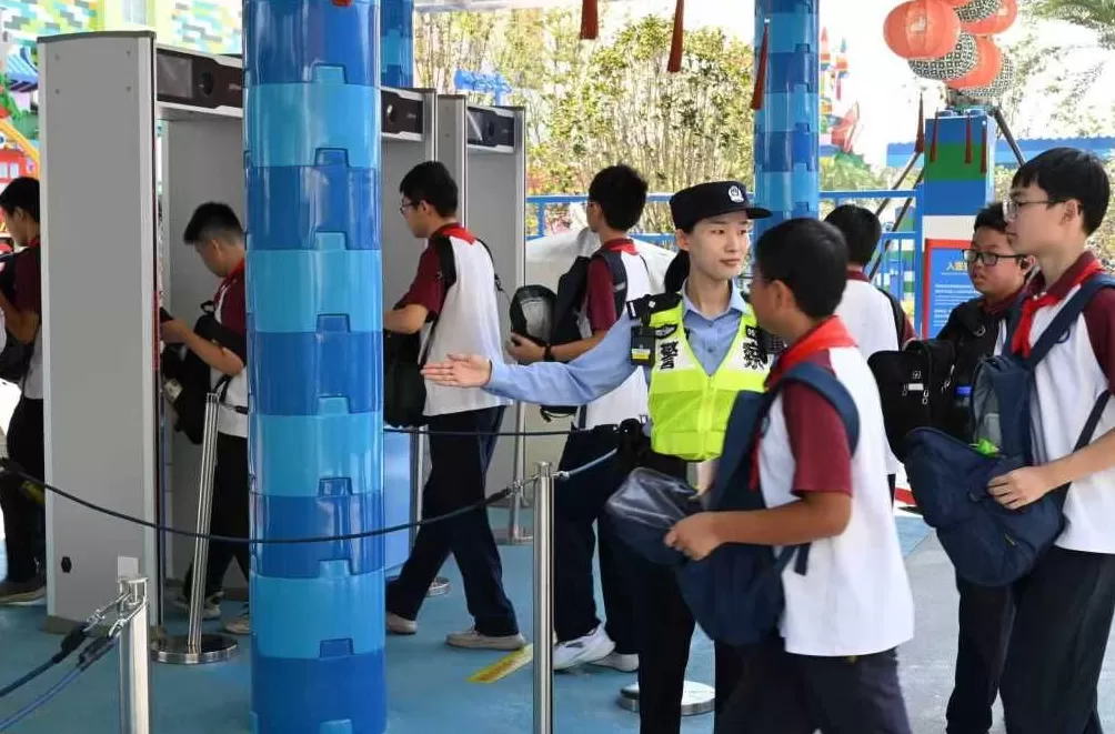 在陆家嘴设摄影岗、寻找乐园走失儿童，上海警方多举措护航假日出游-第3张图片-