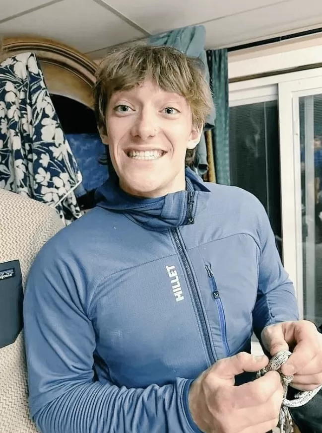 23岁网红攀岩时坠崖，直播间观众目睹坠亡瞬间-第3张图片-