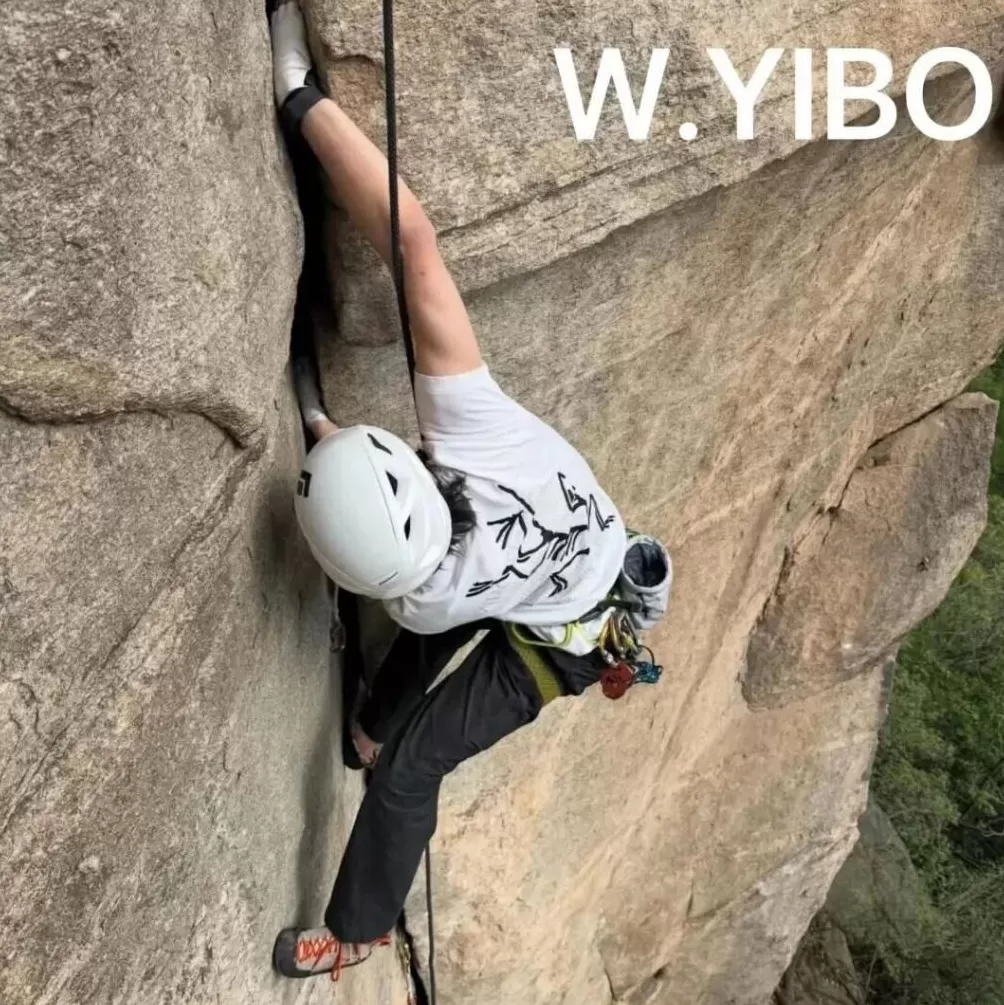 23岁网红攀岩时坠崖，直播间观众目睹坠亡瞬间-第5张图片-