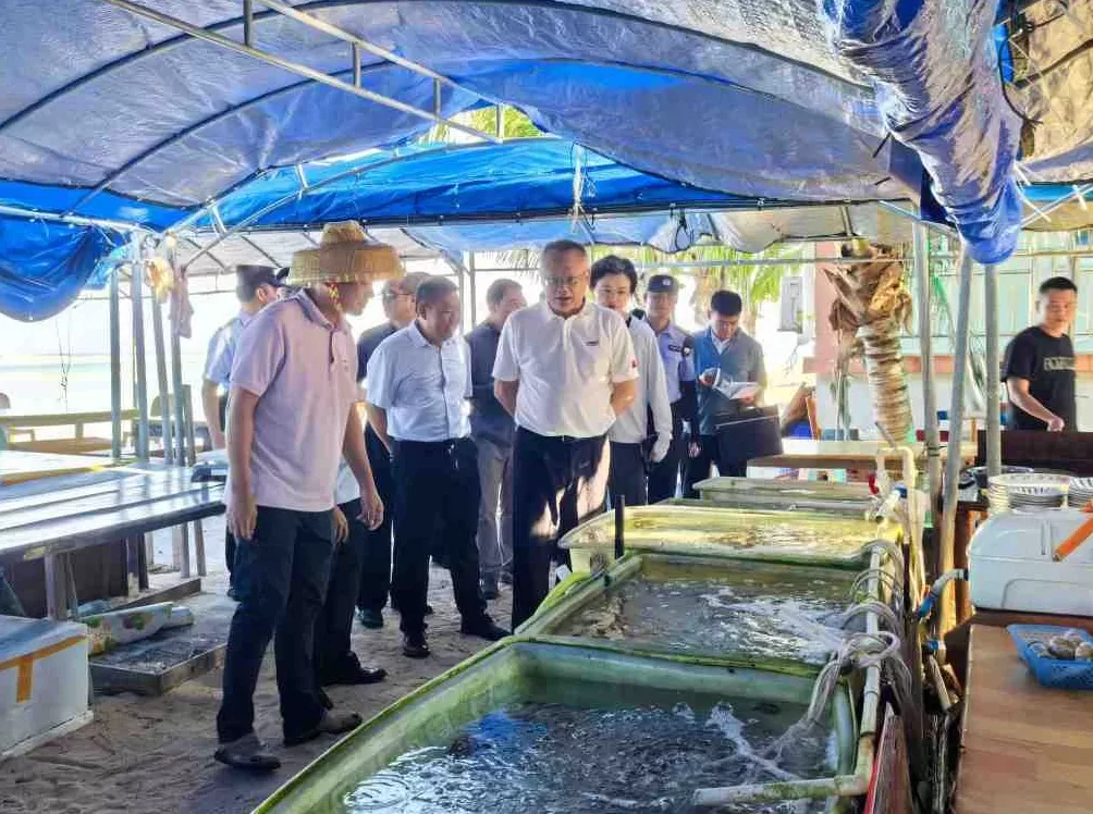 国庆假期调研西沙旅游，海南三沙市市长文斌登上邮轮-第3张图片-