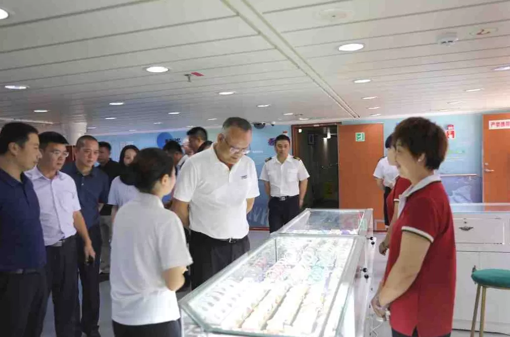 国庆假期调研西沙旅游，海南三沙市市长文斌登上邮轮-第2张图片-