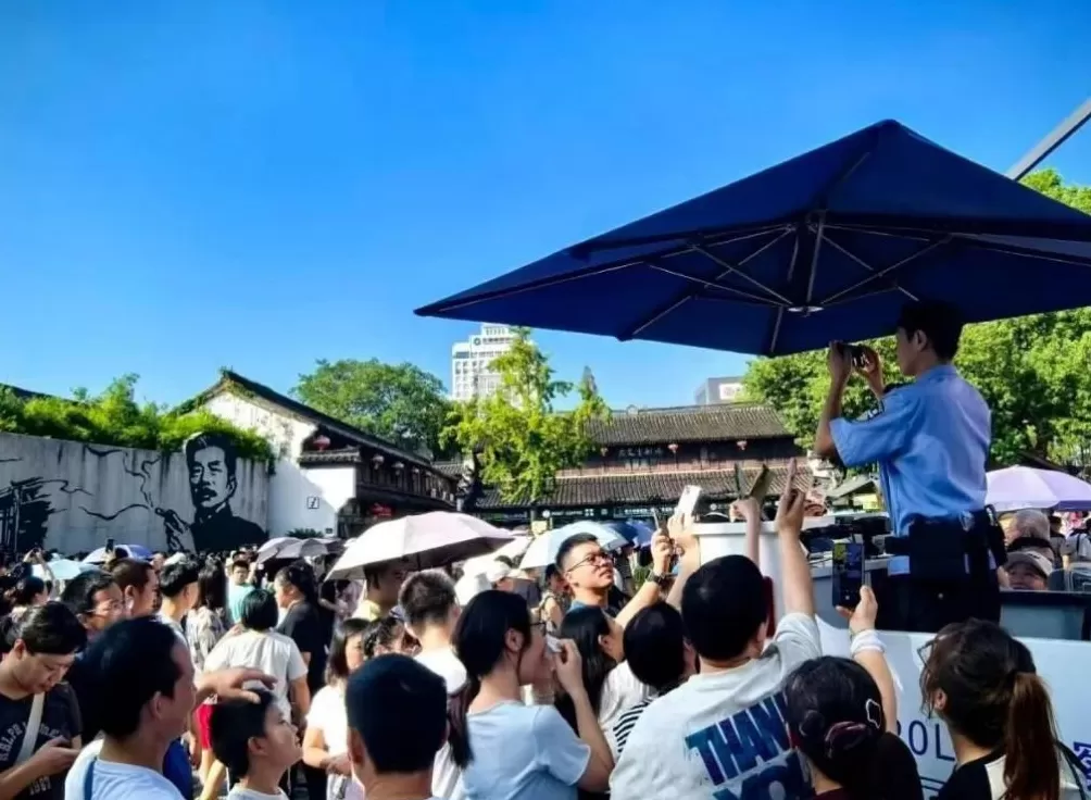 拍完你的拍你的……网友点赞假期最忙“拍照主理人”-第1张图片-