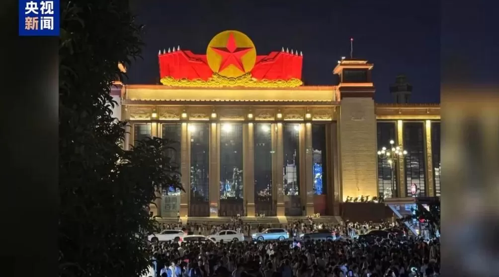 拍完你的拍你的……网友点赞假期最忙“拍照主理人”-第3张图片-