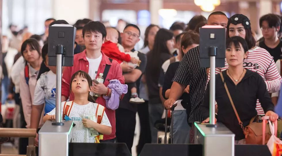 全国铁路国庆中秋假期运输累计发送旅客超1亿人次，预计今日发送1755万人次-第1张图片-