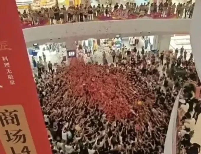 “天降红包雨”引发拥挤致顾客摔倒受伤，三亚大悦城致歉-第2张图片-