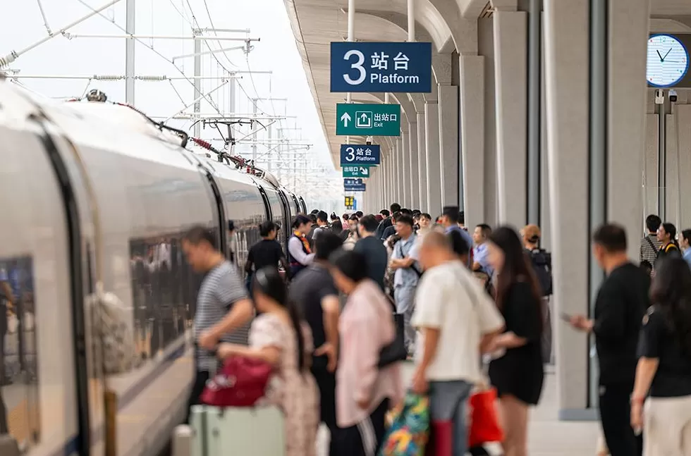 国铁集团：铁路国庆中秋假期运输累计发送旅客已超1亿人次-第1张图片-