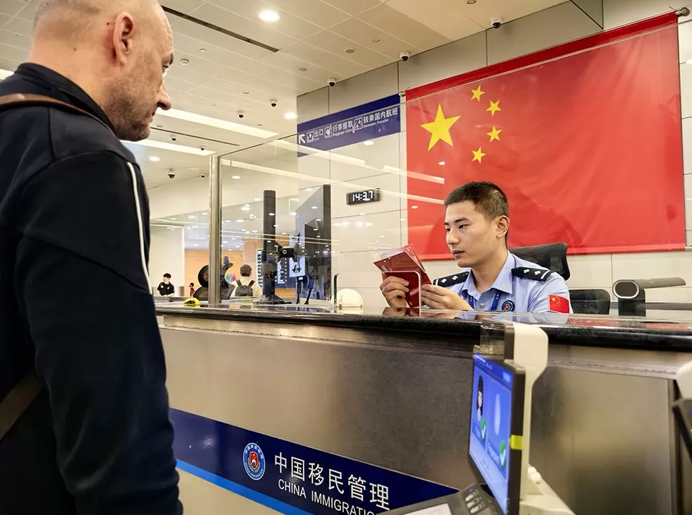 假期过半浦东机场出入境客流达41万人次，外籍旅客来沪游玩热度不减-第1张图片-