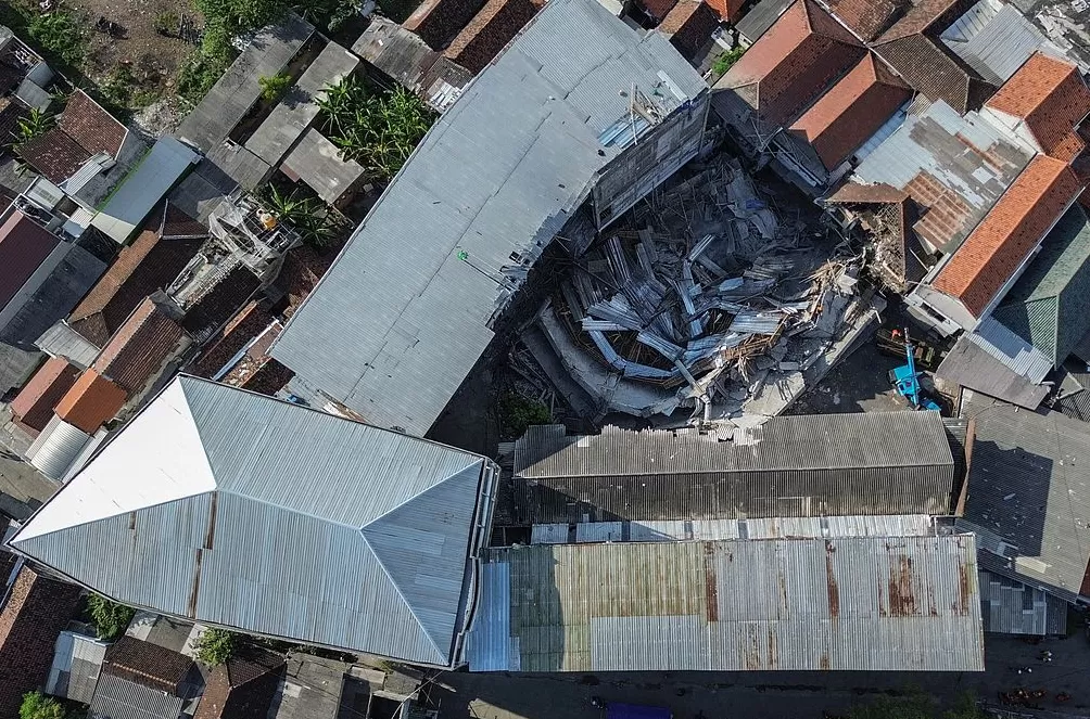 印尼学校建筑物倒塌事故死亡人数升至37人，约25人下落不明-第1张图片-