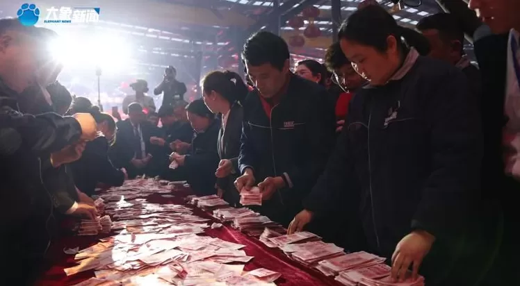 1000万元！60岁董事长又给员工父母发中秋礼金了，还要宴请1.9万多人-第4张图片-