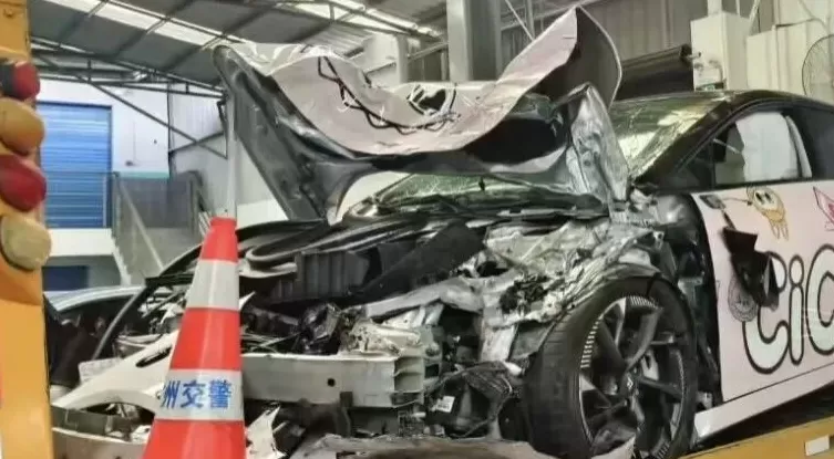 开着辅助驾驶，昊铂GT高速追尾工程车-第1张图片-