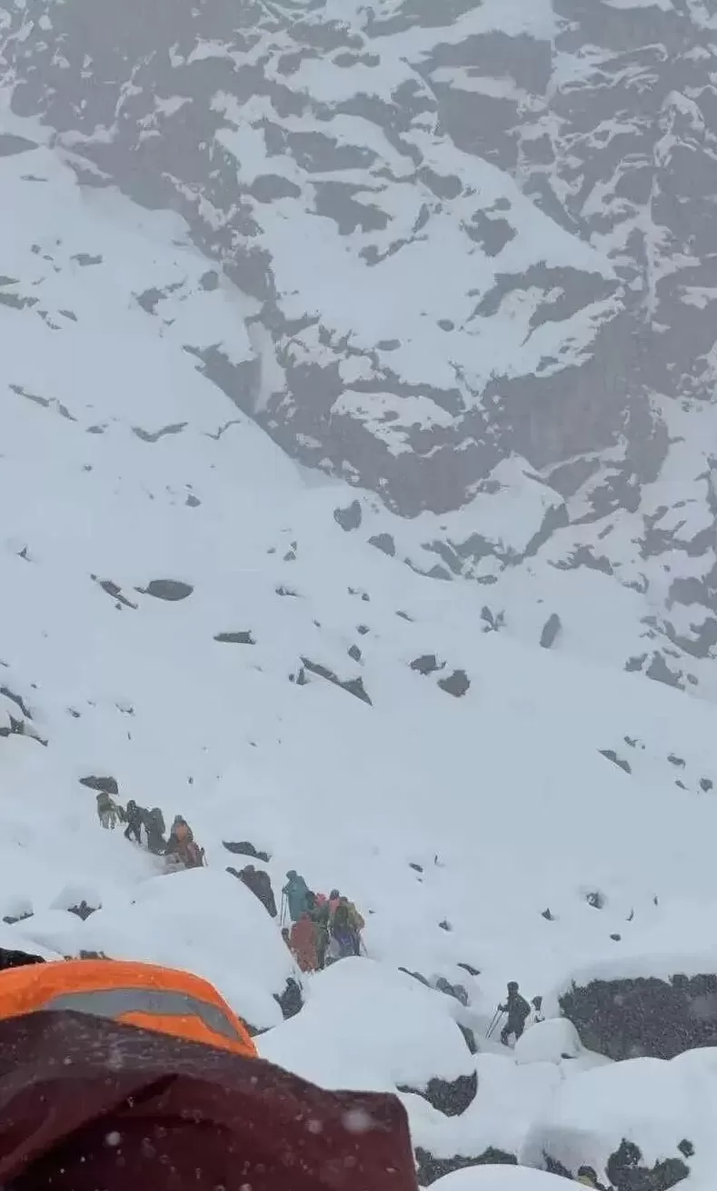 珠峰东坡突发暴雪，近千人被困！牦牛无法行动，帐篷被压垮，有人已出现失温；景区：数百人正上山铲雪，已有部分人被救下山-第1张图片-