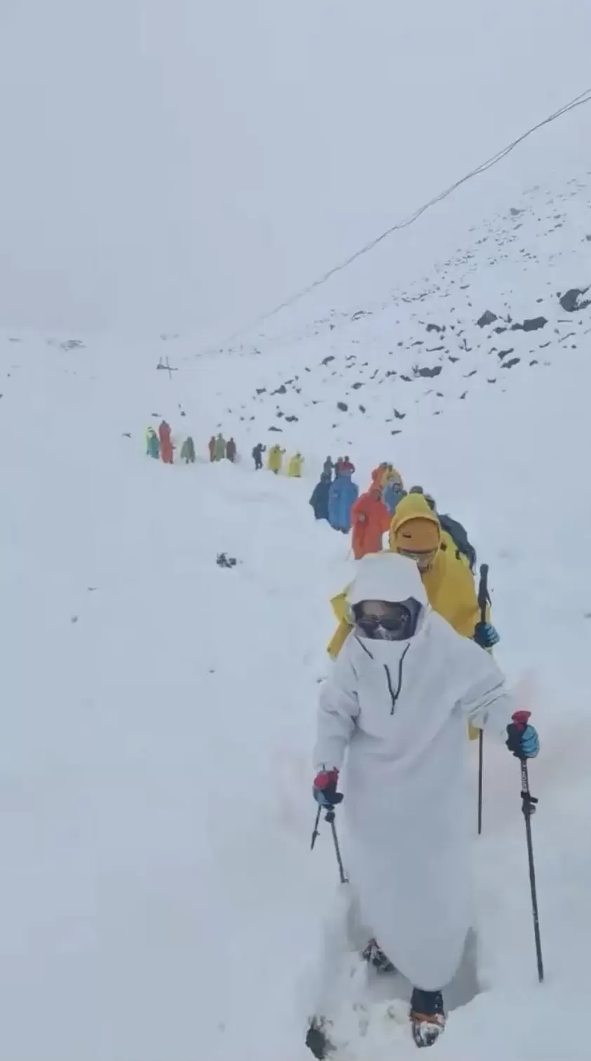 珠峰东坡突发暴雪，近千人被困！牦牛无法行动，帐篷被压垮，有人已出现失温；景区：数百人正上山铲雪，已有部分人被救下山-第2张图片-