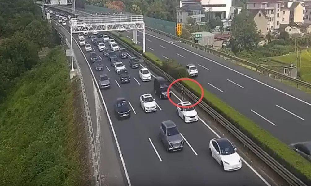 小男孩独自在高速上奔跑，过往车辆纷纷避让，家长：下车“方便”，回来找车，丢了-第1张图片-