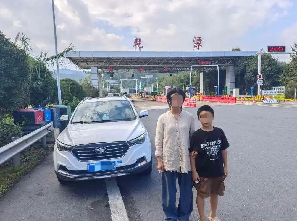 小男孩独自在高速上奔跑，过往车辆纷纷避让，家长：下车“方便”，回来找车，丢了-第2张图片-