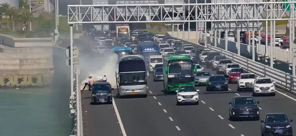 深中通道上一小车突然起火，3名路过司机当机立断停车灭火，火灭后驾车悄然离开-第1张图片-