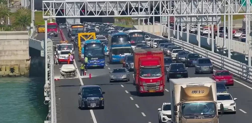 深中通道上一小车突然起火，3名路过司机当机立断停车灭火，火灭后驾车悄然离开-第3张图片-