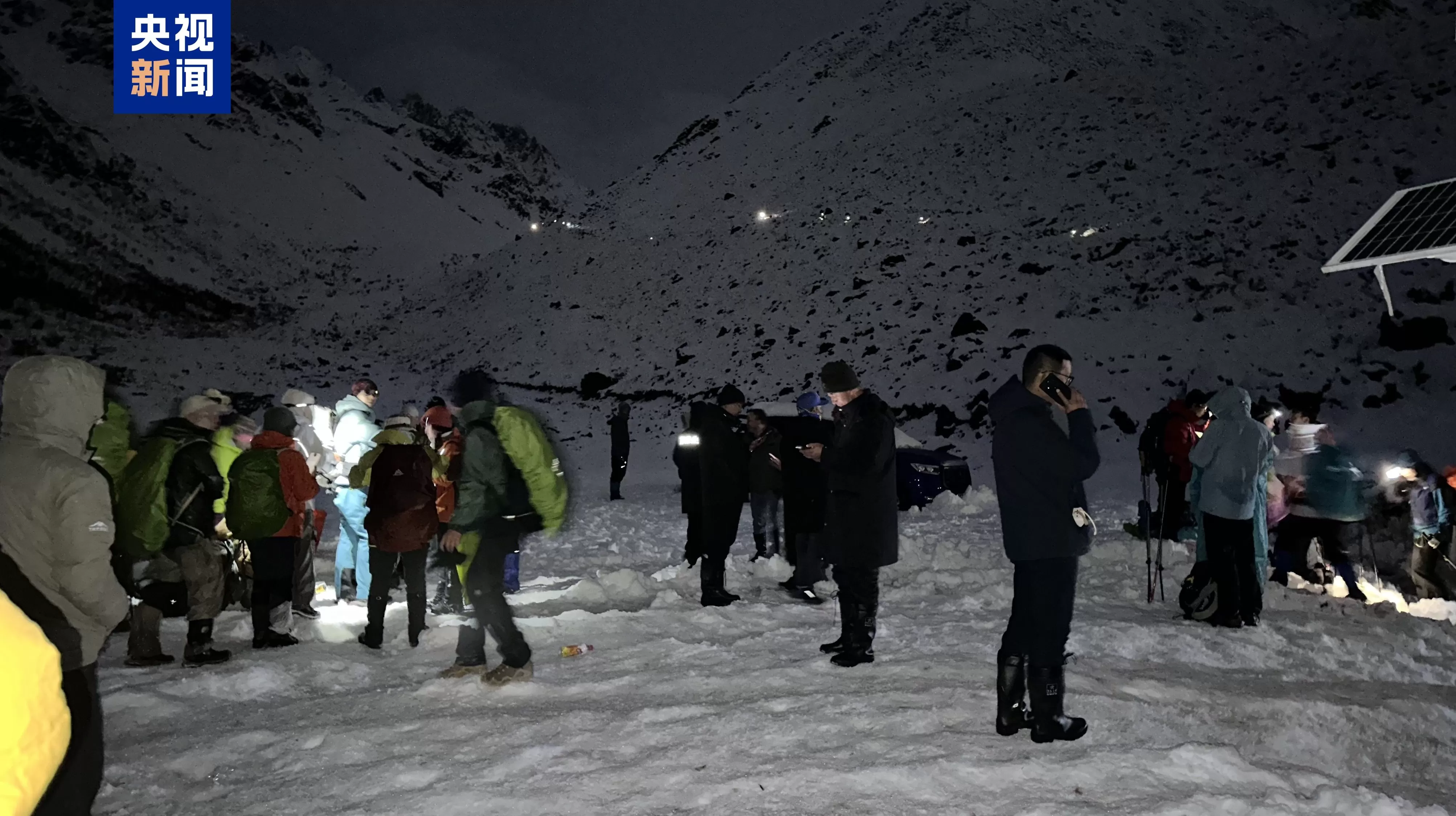 西藏定日县受降雪影响游客全部取得联系，已有350名安全抵达接应点-第1张图片-