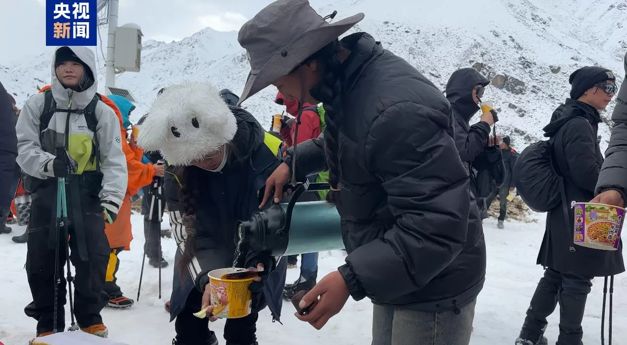 西藏定日县受降雪影响游客全部取得联系，已有350名安全抵达接应点-第2张图片-