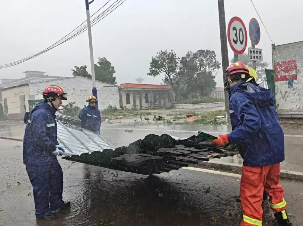 台风“麦德姆”来袭，深圳消防103名指战员已抵达湛江雷州抗台一线-第2张图片-
