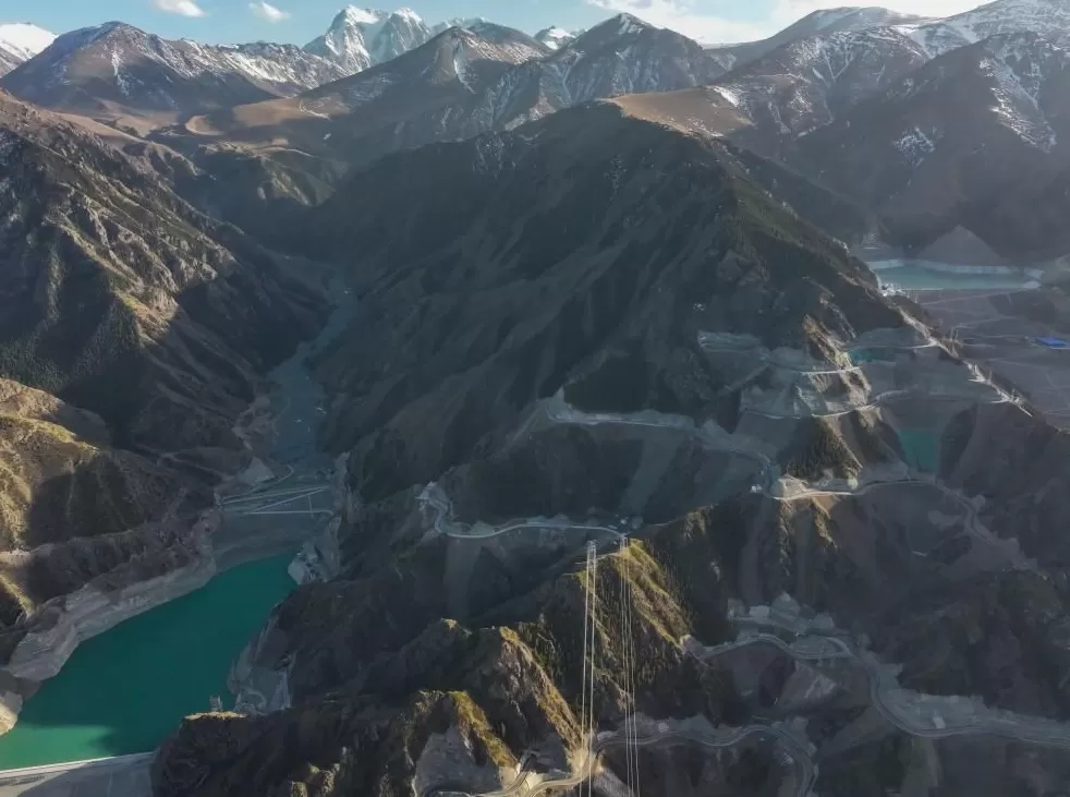 决胜“十四五”打好收官战丨驭风集光控水架网——新疆全力打造能源资源战略保障基地见闻-第2张图片-